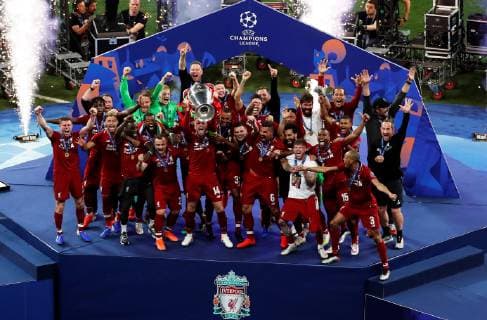 Liverpool s players celebrate with the trophy after winning the UEFA Champions League final against Tottenham Hotspur at Wanda Metropolitano stadium in Madrid, Spain, 01 June 2019. UCL Final 2019 - Tottenham Hotspur vs Liverpool FC !ACHTUNG: NUR REDAKTIONELLE NUTZUNG!  Copyright: xJuanxCarlosxHidalgox GRAF2335 20190601-636950280957633680