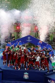 Liverpool s players celebrate with the trophy after winning the UEFA Champions League final against Tottenham Hotspur at Wanda Metropolitano stadium in Madrid, Spain, 01 June 2019. UCL Final 2019 - Tottenham Hotspur vs Liverpool FC !ACHTUNG: NUR REDAKTIONELLE NUTZUNG!  Copyright: xJuanxCarlosxHidalgox GRAF2334 20190601-636950280974352339