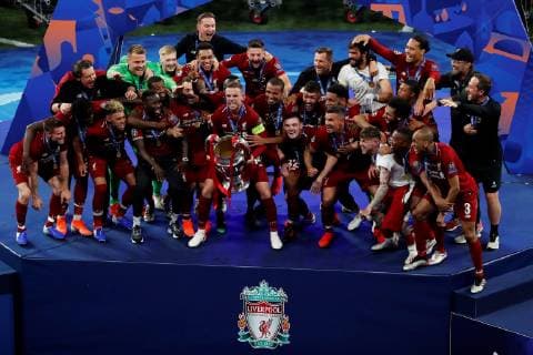 Liverpool s players celebrate with the trophy after winning the UEFA Champions League final against Tottenham Hotspur at Wanda Metropolitano stadium in Madrid, Spain, 01 June 2019. UCL Final 2019 - Tottenham Hotspur vs Liverpool FC !ACHTUNG: NUR REDAKTIONELLE NUTZUNG!  Copyright: xJuanxCarlosxHidalgox GRAF2340 20190601-636950281753842659