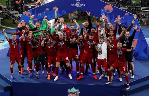 Liverpool s players celebrate with the trophy after winning the UEFA Champions League final against Tottenham Hotspur at Wanda Metropolitano stadium in Madrid, Spain, 01 June 2019. UCL Final 2019 - Tottenham Hotspur vs Liverpool FC !ACHTUNG: NUR REDAKTIONELLE NUTZUNG!  Copyright: xJuanxCarlosxHidalgox GRAF2338 20190601-636950282404009095