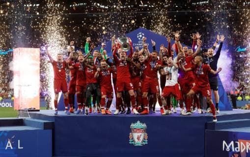 Liverpool s players celebrate with the trophy after winning the UEFA Champions League final against Tottenham Hotspur at Wanda Metropolitano stadium in Madrid, Spain, 01 June 2019. UCL Final 2019 - Tottenham Hotspur vs Liverpool FC !ACHTUNG: NUR REDAKTIONELLE NUTZUNG!  Copyright: xJuanjoxMartínx GRAF2341 20190601-636950282476978326