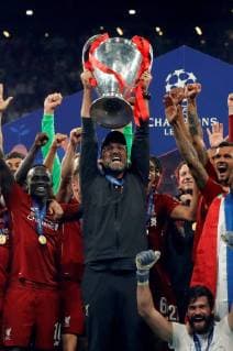 Sport Bilder des Tages Liverpool s head coach Juergen Klopp celebrates with the trophy after winning the UEFA Champions League final against Tottenham Hotspur at Wanda Metropolitano stadium in Madrid, Spain, 01 June 2019. UCL Final 2019 - Tottenham Hotspur vs Liverpool FC !ACHTUNG: NUR REDAKTIONELLE NUTZUNG!  Copyright: xJuanjoxMartinx GRAF2347 20190601-636950283846950341