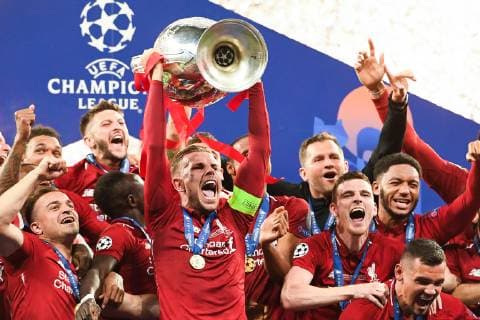 190601 Jordan Henderson of Liverpool raises the throphy in front of team mates at the medal ceremony after the UEFA Champions League final between Tottenham and Liverpool on June 1, 2019 in Madrid. Photo: Petter Arvidson BILDBYRAN kod PA 92302 Copyright: PETTERxARVIDSON BB190601PA176