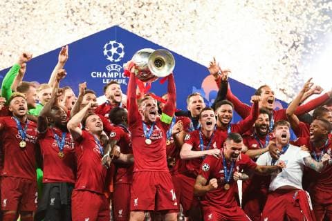 190601 Jordan Henderson of Liverpool raises the throphy in front of team mates at the medal ceremony after the UEFA Champions League final between Tottenham and Liverpool on June 1, 2019 in Madrid. Photo: Petter Arvidson BILDBYRAN kod PA 92302 Copyright: PETTERxARVIDSON BB190601PA177