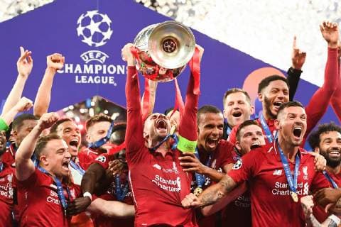 190601 Jordan Henderson of Liverpool raises the throphy in front of team mates at the medal ceremony after the UEFA Champions League final between Tottenham and Liverpool on June 1, 2019 in Madrid. Photo: Petter Arvidson BILDBYRAN kod PA 92302 Copyright: PETTERxARVIDSON BB190601PA179