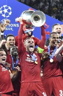 Football - 2019 UEFA Champions League Final - Liverpool vs. Tottenham Hotspur Liverpool celebrate as they lift the Champion s Trophy , at Wanda Metropolitano, Madrid. COLORSPORT WINSTON BYNORTH 