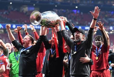 Fußball, Jürgen Klopp gewinnt mit Liverpool die Champions League 01.06.2019, xkvx, Fussball UEFA Champions League Finale, Tottenham Hotspur - FC Liverpool emspor, v.l. Coach Trainer Juergen Klopp (FC Liverpool) mit dem Pokal (DFL DFB REGULATIONS PROHIBIT ANY USE OF PHOTOGRAPHS as IMAGE SEQUENCES and or QUASI-VIDEO) Madrid