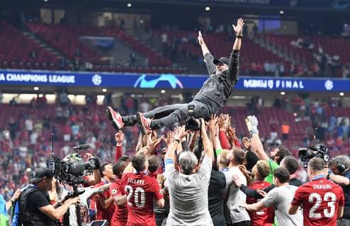 Fußball, Jürgen Klopp gewinnt mit Liverpool die Champions League 01.06.2019, xkvx, Fussball UEFA Champions League Finale, Tottenham Hotspur - FC Liverpool emspor, v.l. Coach Trainer Juergen Klopp (FC Liverpool) mit dem Pokal (DFL DFB REGULATIONS PROHIBIT ANY USE OF PHOTOGRAPHS as IMAGE SEQUENCES and or QUASI-VIDEO) Madrid