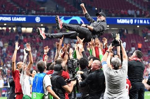 Fußball, Jürgen Klopp gewinnt mit Liverpool die Champions League 01.06.2019, xkvx, Fussball UEFA Champions League Finale, Tottenham Hotspur - FC Liverpool emspor, v.l. Coach Trainer Juergen Klopp (FC Liverpool) mit dem Pokal (DFL DFB REGULATIONS PROHIBIT ANY USE OF PHOTOGRAPHS as IMAGE SEQUENCES and or QUASI-VIDEO) Madrid