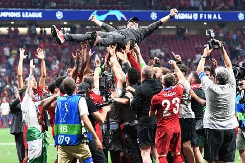 Fußball, Jürgen Klopp gewinnt mit Liverpool die Champions League 01.06.2019, xkvx, Fussball UEFA Champions League Finale, Tottenham Hotspur - FC Liverpool emspor, v.l. Coach Trainer Juergen Klopp (FC Liverpool) mit dem Pokal (DFL DFB REGULATIONS PROHIBIT ANY USE OF PHOTOGRAPHS as IMAGE SEQUENCES and or QUASI-VIDEO) Madrid