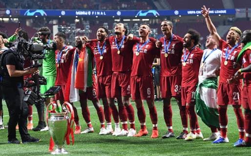 01.06.2019, xkvx, Fussball UEFA Champions League Finale, Tottenham Hotspur - FC Liverpool emspor, v.l. Team jubeln jubelt nach Spielende. Georgino Wijnaldum (FC Liverpool), Vigil van Dijk (FC Liverpool), Dejan Lovren (FC Liverpool), Joel Matip (FC Liverpool) mit dem Pokal (DFL DFB REGULATIONS PROHIBIT ANY USE OF PHOTOGRAPHS as IMAGE SEQUENCES and or QUASI-VIDEO) Madrid