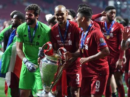 01.06.2019, xkvx, Fussball UEFA Champions League Finale, Tottenham Hotspur - FC Liverpool emspor, v.l. Alisson (FC Liverpool), Fabinho (FC Liverpool), Roberto Firmino (FC Liverpool) mit dem Pokal (DFL DFB REGULATIONS PROHIBIT ANY USE OF PHOTOGRAPHS as IMAGE SEQUENCES and or QUASI-VIDEO) Madrid