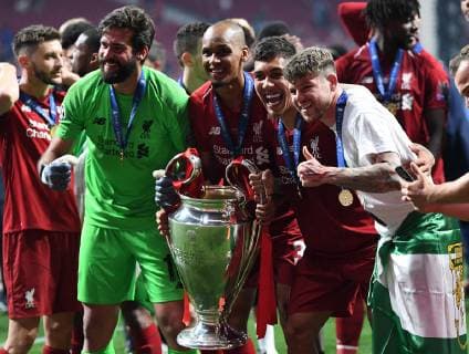 01.06.2019, xkvx, Fussball UEFA Champions League Finale, Tottenham Hotspur - FC Liverpool emspor, v.l. Alisson (FC Liverpool), Fabinho (FC Liverpool), Roberto Firmino (FC Liverpool) mit dem Pokal (DFL DFB REGULATIONS PROHIBIT ANY USE OF PHOTOGRAPHS as IMAGE SEQUENCES and or QUASI-VIDEO) Madrid