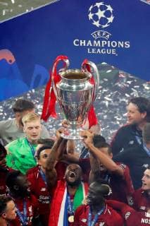Liverpool s players celebrate with the trophy after winning the UEFA Champions League final against Tottenham Hotspur at Wanda Metropolitano stadium in Madrid, Spain, 01 June 2019. UCL Final 2019 - Tottenham Hotspur vs Liverpool FC !ACHTUNG: NUR REDAKTIONELLE NUTZUNG!  Copyright: xJuanxCarlosxHidalgox GRAF2363 20190601-636950290130952200