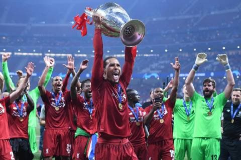 Fußball Champions League Finale Tottenham Hotspur - FC Liverpool am 01.06.2019 im Stadion Wanda Metropolitano in Madrid Virgil van Dijk ( Liverpool ) mit dem Champions League-Pokal