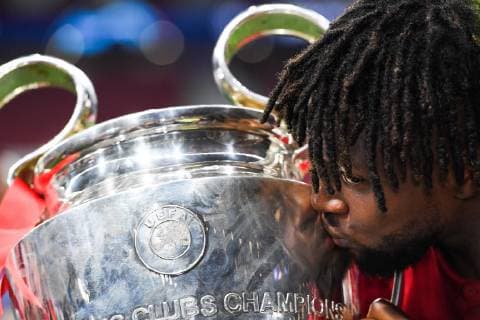 190601 Divock Origi of Liverpool kisses the trophy as he celebrate after the UEFA Champions League final between Tottenham and Liverpool on June 1, 2019 in Madrid. Photo: Petter Arvidson BILDBYRAN kod PA 92302 Copyright: PETTERxARVIDSON BB190601PA242