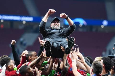 190601 Head coach Jürgen Klopp of Liverpool is hoisted by the players as he celebrate after the UEFA Champions League final between Tottenham and Liverpool on June 1, 2019 in Madrid. Photo: Petter Arvidson BILDBYRAN kod PA 92302 Copyright: PETTERxARVIDSON BB190601PA243