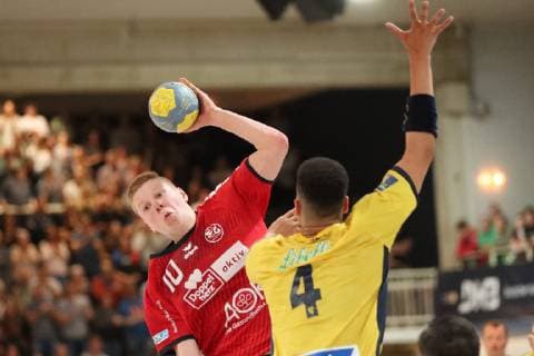 SG Flensburg-Handewitt vs Rhein Neckar Loewen, Handball, maennliche A-Jugend, Deutsche Meisterschaft, Finale, Bundesliga, 01.06.19 Niels Versteijnen (Nr.10, SG Flensburg-Handewitt) gegen Philipp Ahouansou (Nr.19, Rhein Neckar Loewen), musste das Trikot wechseln, da zerrissen