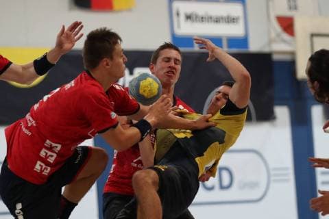 SG Flensburg-Handewitt vs Rhein Neckar Loewen, Handball, maennliche A-Jugend, Deutsche Meisterschaft, Finale, Bundesliga, 01.06.19 Jannis Schneibel (Nr.06, Rhein Neckar Loewen) gegen Felix Fuhlendorf (Nr.02, SG Flensburg-Handewitt) und Lars Kooij (Nr.15, SG Flensburg-Handewitt)
