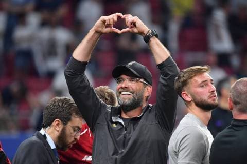 Fußball, Ulla Sandrock, Ehefrau von Jürgen Klopp beim Champions League Finale auf der Tribüne Juergen KLOPP (Trainer Liverpool) formt mit seinen Haenden ein grosses Herz in Richtung seiner Ehefrau Ulla. Fussball Champions League Finale 2019 Tottenham Hotspur-Liverpool FC 0-2, Saison2018 19, am 01.06.2019, Stadion Wanda Metropolitano.