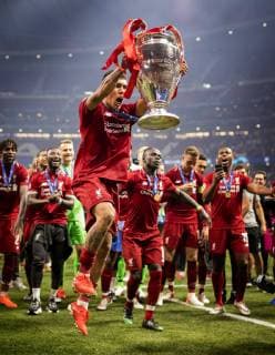 Sport Themen der Woche KW22 Sport Bilder des Tages Madrid, 01.06.2019 Roberto Firmino (Liverpool) mit Pokal Tottenham Hotspur - FC Liverpool