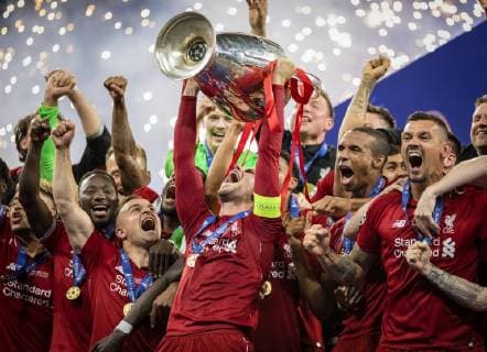 Madrid, 01.06.2019 Jordan Henderson (Liverpool) stemmt den Pokal in die Luft - Naby Keita (Liverpool), Xherdan Shaqiri (Liverpool), Joel Matip (Liverpool), Dejan Lovren (Liverpool) Tottenham Hotspur - FC Liverpool