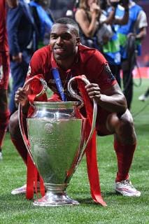 Fußball Champions League Finale Tottenham Hotspur - FC Liverpool am 01.06.2019 im Stadion Wanda Metropolitano in Madrid Daniel Sturridge ( Liverpool ) mit dem Champions League-Pokal