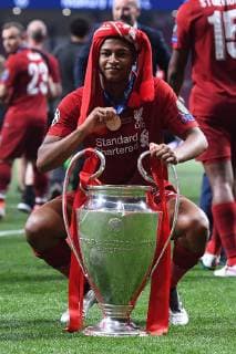 Fußball Champions League Finale Tottenham Hotspur - FC Liverpool am 01.06.2019 im Stadion Wanda Metropolitano in Madrid Rhian Brewster ( Liverpool ) mit dem Champions League-Pokal