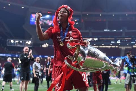 Fußball Champions League Finale Tottenham Hotspur - FC Liverpool am 01.06.2019 im Stadion Wanda Metropolitano in Madrid Rhian Brewster ( Liverpool ) mit dem Champions League-Pokal