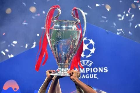 allgemein Randmotiv-Haende am Henkelpott,Pokal, Cup,Trophaee,Close up. Siegerehrung. Fussball Champions League Finale 2019 Tottenham Hotspur-Liverpool FC 0-2, Saison2018 19, am 01.06.2019, Stadion Wanda Metropolitano.