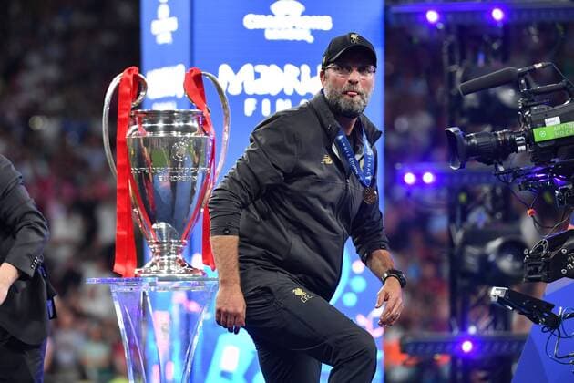 Juergen KLOPP (Trainer Liverpool) geht bei der Siegerehrung am Pokal, Cup,Trophaee vorbei, Einzelbild,angeschnittenes Einzelmotiv,Halbfigur,halbe Figur. Fussball Champions League Finale 2019 Tottenham Hotspur-Liverpool FC 0-2, Saison2018 19, am 01.06.2019, Stadion Wanda Metropolitano.