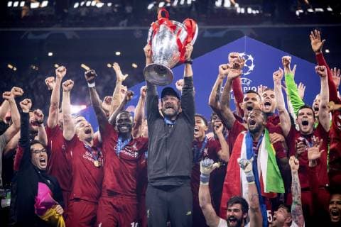 KLOPP Juergen Trainer Team Liverpool FC mit seiner Mannschaft und dem Championsleague Pokal UEFA Finale Champions League 2019 in Madrid Tottenham Hotspur FC - Liverpool FC 0 : 2 am 01. Juni 2019 Estadio Metropolitano in Madrid