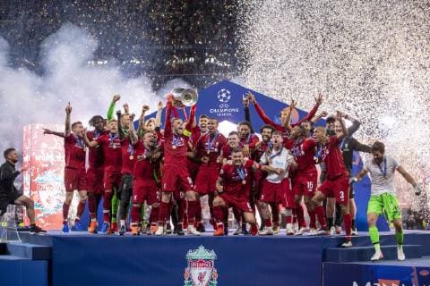 HENDERSON Jordan Kapitaen Team Liverpool FC mit seiner Mannschaft und dem Championsleague Pokal links SHAQIRI Xherdan rechts MATIP Joel UEFA Finale Champions League 2019 in Madrid Tottenham Hotspur FC - Liverpool FC 0 : 2 am 01. Juni 2019 Estadio Metropolitano in Madrid