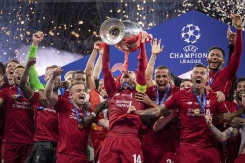 HENDERSON Jordan Kapitaen Team Liverpool FC mit seiner Mannschaft und dem Championsleague Pokal links SHAQIRI Xherdan rechts MATIP Joel UEFA Finale Champions League 2019 in Madrid Tottenham Hotspur FC - Liverpool FC 0 : 2 am 01. Juni 2019 Estadio Metropolitano in Madrid
