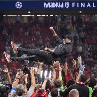 KLOPP Juergen Trainer Team Liverpool FC nach dem Sieg bei der Siegerehrung UEFA Finale Champions League 2019 in Madrid Tottenham Hotspur FC - Liverpool FC 0 : 2 am 01. Juni 2019 Estadio Metropolitano in Madrid *** KLOPP Juergen coach Team Liverpool FC after winning the UEFA Final Champions League 2019 award ceremony in Madrid Tottenham Hotspur FC Liverpool FC 0 2 on June 01, 2019 Estadio Metropolitano in Madrid 