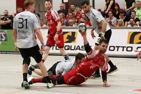 TuS Ferndorf - TV Emsdetten, 01.06.2019 Bildmitte: Thomas Rink (TuS Ferndorf) siebenmeterreif gefoult am Boden, von links: André Kropp (TV Emsdetten), Yannick Dräger (TV Emsdetten), Janko Bozovic (TV Emsdetten), Kreuztal Stählerwiese Deutschland