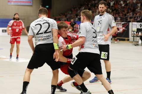 TuS Ferndorf - TV Emsdetten, 01.06.2019 Bildmitte: Mattis Michel (TuS Ferndorf) wird von (links) Dirk Holzner (TV Emsdetten) und André Kropp (TV Emsdetten) geblockt, Yannick Dräger (TV Emsdetten) Kreuztal Stählerwiese Deutschland
