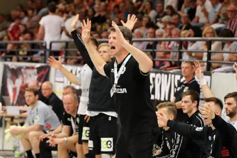 TuS Ferndorf - TV Emsdetten, 01.06.2019 Trainer Daniel Kubes (TV Emsdetten) angespannt an der Aussenlinie, Kreuztal Stählerwiese Deutschland