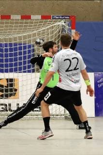 TuS Ferndorf - TV Emsdetten, 01.06.2019 Dirk Holzner (TV Emsdetten) erzielt das 22:27 gegen Torwart Kai Rottschäfer (TuS Ferndorf) Kreuztal Stählerwiese Deutschland
