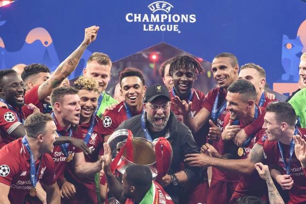 01.06.2019, xkvx, Fussball UEFA Champions League Finale, Tottenham Hotspur - FC Liverpool emspor, v.l. Head Coach Trainer Juergen Klopp (FC Liverpool) feiert mit dem Team und dem Pokal (DFL DFB REGULATIONS PROHIBIT ANY USE OF PHOTOGRAPHS as IMAGE SEQUENCES and or QUASI-VIDEO) Madrid