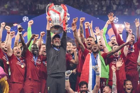 01.06.2019, xkvx, Fussball UEFA Champions League Finale, Tottenham Hotspur - FC Liverpool emspor, v.l. Head Coach Trainer Juergen Klopp (FC Liverpool) feiert mit dem Team und dem Pokal (DFL DFB REGULATIONS PROHIBIT ANY USE OF PHOTOGRAPHS as IMAGE SEQUENCES and or QUASI-VIDEO) Madrid