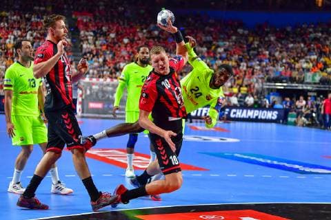 Handball, EHF CL, Final Four, FC Barcelona - HC Vardar Skopje VELUX EHF FINAL4 2019 VELUX EHF FINAL4 2019 Halbfinale Barca Lassa - HC Vardar 01.06.2019 LANXESS Arena Köln Dainis Kristopans ( 10 Vardar) setzt sich gegen die Abwehr von Barca durch. Köln. 01.06.19 Handball , Nordrhein-Westfalen Deutschland
