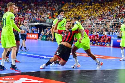 Handball, EHF CL, Final Four, FC Barcelona - HC Vardar Skopje VELUX EHF FINAL4 2019 VELUX EHF FINAL4 2019 Halbfinale Barca Lassa - HC Vardar 01.06.2019 LANXESS Arena Köln Rogerio Ferreira Moraes ( 13 Vardar) im Dreikampf mit Lasse Andersson ( 11 Barca Lassa), Thiagus Petrus Dos Santos ( 22 Barca Lassa) und Cedric Sorhaindo ( 10 Barca Lassa) Köln. 01.06.19 Handball , Nordrhein-Westfalen Deutschland