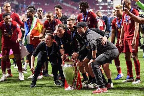 01.06.2019, xkvx, Fussball UEFA Champions League Finale, Tottenham Hotspur - FC Liverpool emspor, v.l. Head Coach Trainer Juergen Klopp (FC Liverpool) feiert mit dem Team und dem Pokal (DFL DFB REGULATIONS PROHIBIT ANY USE OF PHOTOGRAPHS as IMAGE SEQUENCES and or QUASI-VIDEO) Madrid