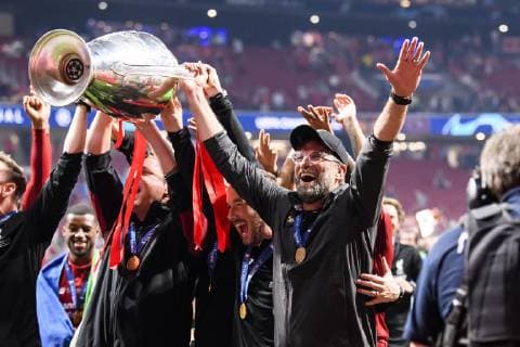 01.06.2019, xkvx, Fussball UEFA Champions League Finale, Tottenham Hotspur - FC Liverpool emspor, v.l. Head Coach Trainer Juergen Klopp (FC Liverpool) feiert mit dem Team und dem Pokal (DFL DFB REGULATIONS PROHIBIT ANY USE OF PHOTOGRAPHS as IMAGE SEQUENCES and or QUASI-VIDEO) Madrid