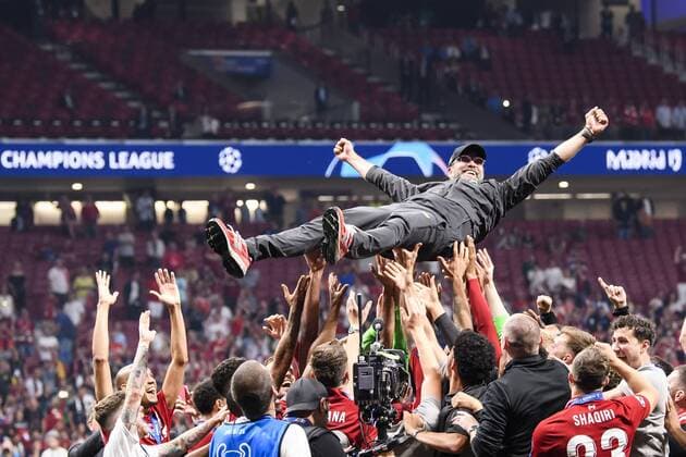 01.06.2019, xkvx, Fussball UEFA Champions League Finale, Tottenham Hotspur - FC Liverpool emspor, v.l. Head Coach Trainer Juergen Klopp (FC Liverpool) feiert mit dem Team (DFL DFB REGULATIONS PROHIBIT ANY USE OF PHOTOGRAPHS as IMAGE SEQUENCES and or QUASI-VIDEO) Madrid
