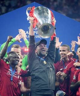 FUSSBALL CHAMPIONS LEAGUE SAISON 2018 2019 FINALE Tottenham Hotspur - FC Liverpool 01.06.2019 JUBEL FC Liverpool, CHL-Sieger; Trainer Juergen Klopp (Mitte) mit Pokal und seinem Team 