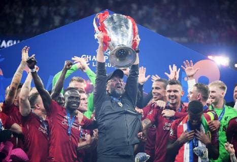 FUSSBALL CHAMPIONS LEAGUE SAISON 2018 2019 FINALE Tottenham Hotspur - FC Liverpool 01.06.2019 JUBEL FC Liverpool, CHL-Sieger; Sadio Mane, Trainer Juergen Klopp (Mitte) mit Pokal, Joel Matip, Dejan Lovren, Jordan Henderson, Georginio Wijnaldum (v.li.) 