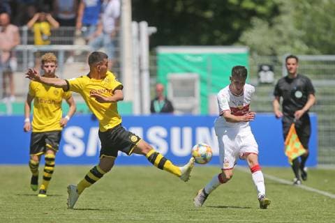 Aspach, Germany 30.05.2019, Deutsche A-Junioren-Meisterschaft, A-Junioren Finale VfB Stuttgart - BV Borussia Dortmund, Emir Terzi (BVB U19) und Umut Guenes (VfB U19) im Zweikampf ( Defodi-09-541-017300