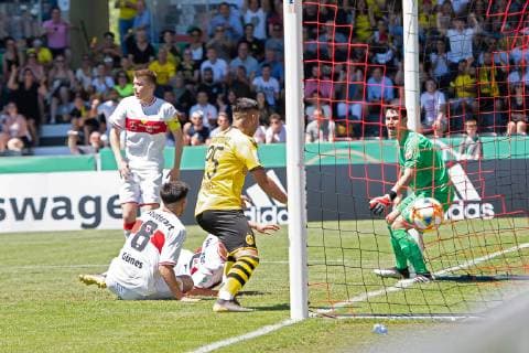 Tor zum 1: 1 durch Immanuel-Johannes Pherai (Borussia Dortmund 14), Tojubel, Jubel, VfB Stuttgart U19 vs. Borussia Dortmund U19, Fussball, Herren, U19, Finale Deutsche Meisterschaft, Saison 18 19, GER, 02.06.2019, DFB REGULATIONS PROHIBIT ANY USE OF PHOTOGRAPHS AS IMAGE SEQUENCES AND OR QUASI-VIDEO, VfB Stuttgart U19 vs. Borussia Dortmund U19, Fussball, Herren, U19, Finale Deutsche Meisterschaft, Saison 18 19, GER, 02.06.2019 Grossaspach